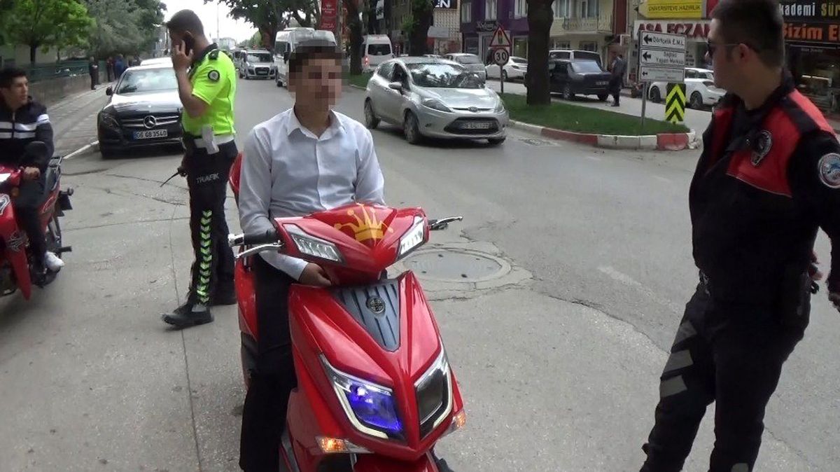 (Özel) Polis çakarlı elektrikli bisiklete ceza