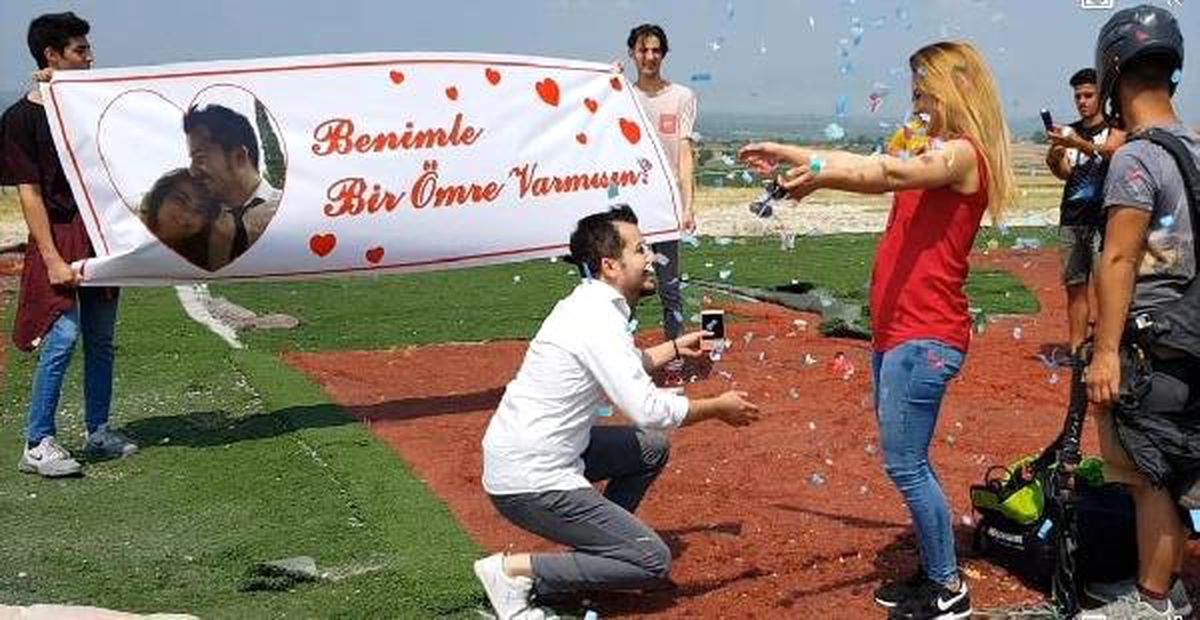 Paraşütle atladı, evlilik teklifi aldı