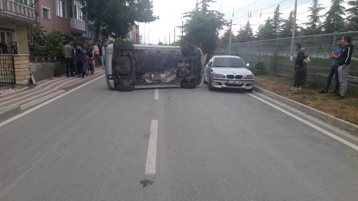 Park halindeki otomobile çarptı; 1 yaralı