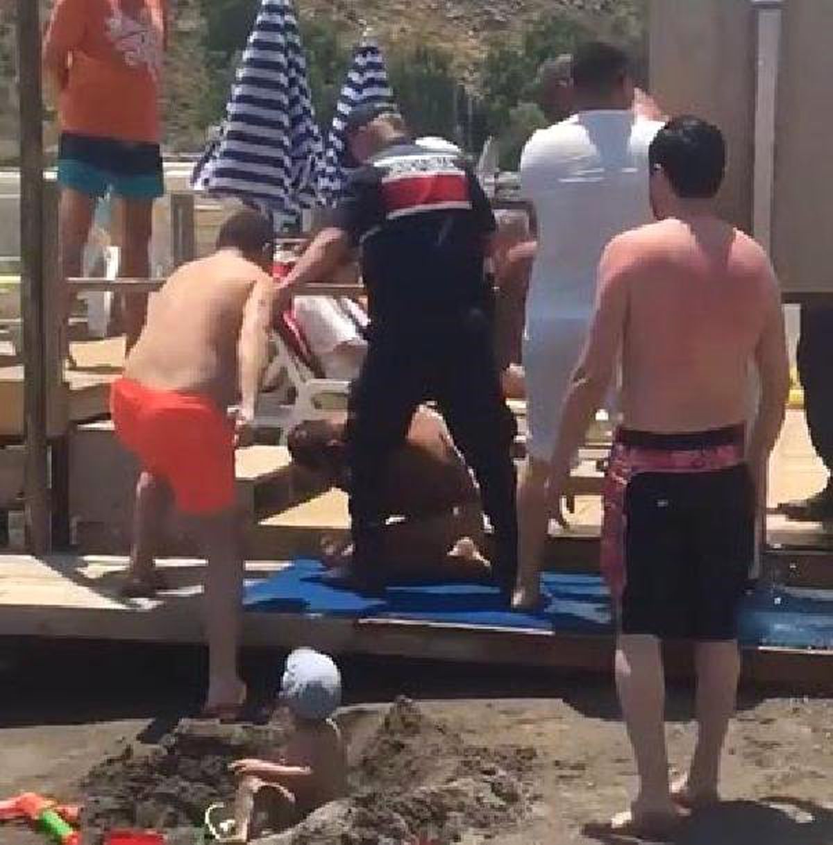 Plajdaki teşhirciyi linçten jandarma kurtardı