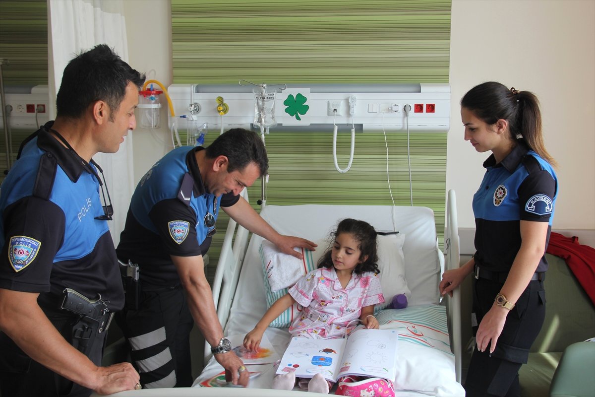 Polislerden hasta çocuklara sürpriz ziyaret