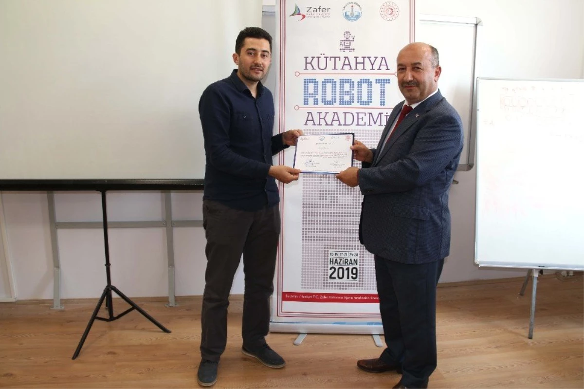 Robot Akademisi\'nde sertifika töreni