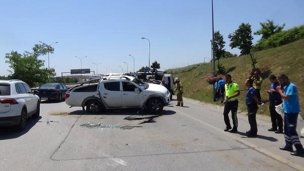 Sabiha Gökçen Havalimanı yolunda kamyonet takla attı