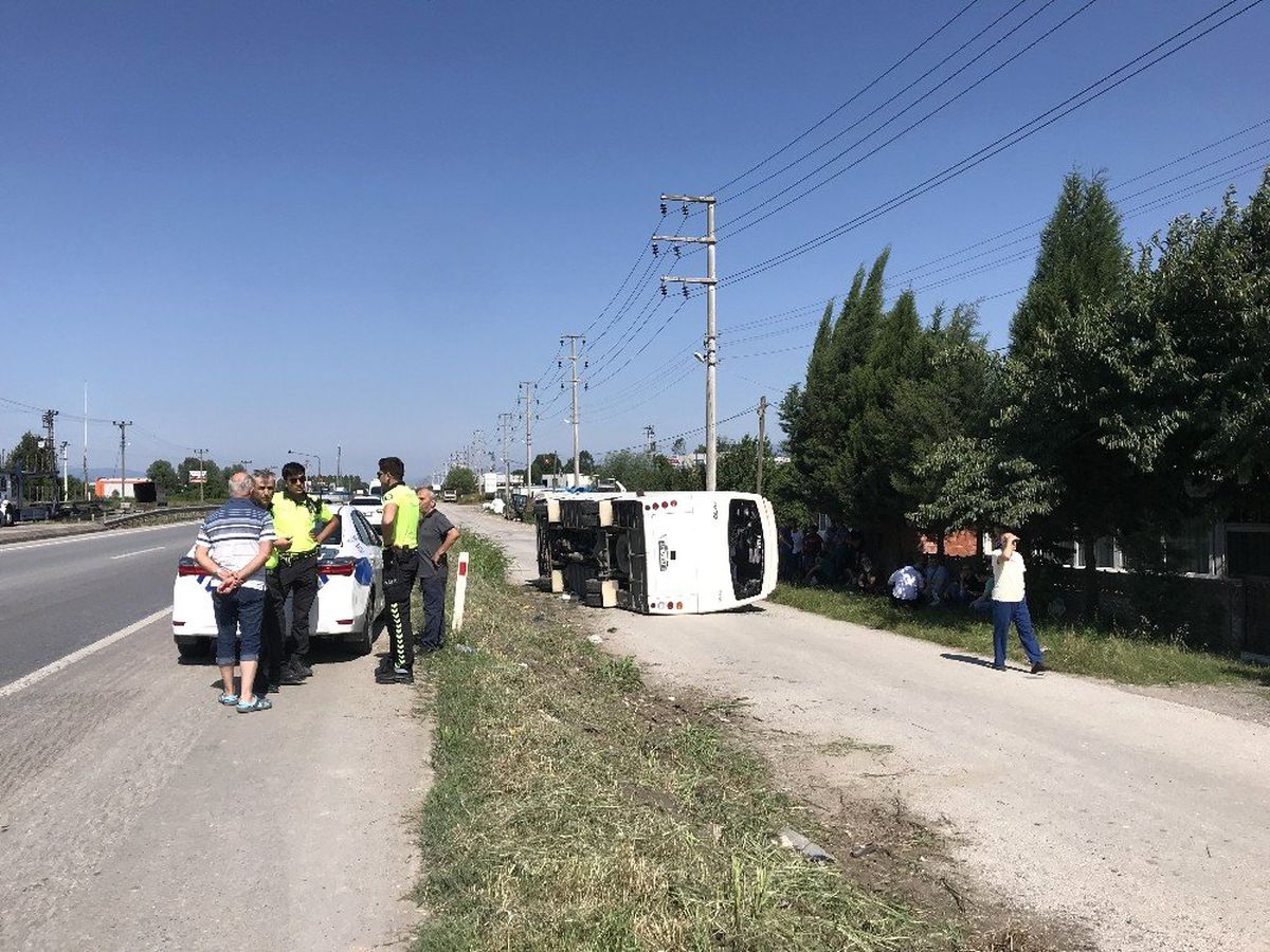Sakarya\'da işçi servisi devrildi: 4 yaralı