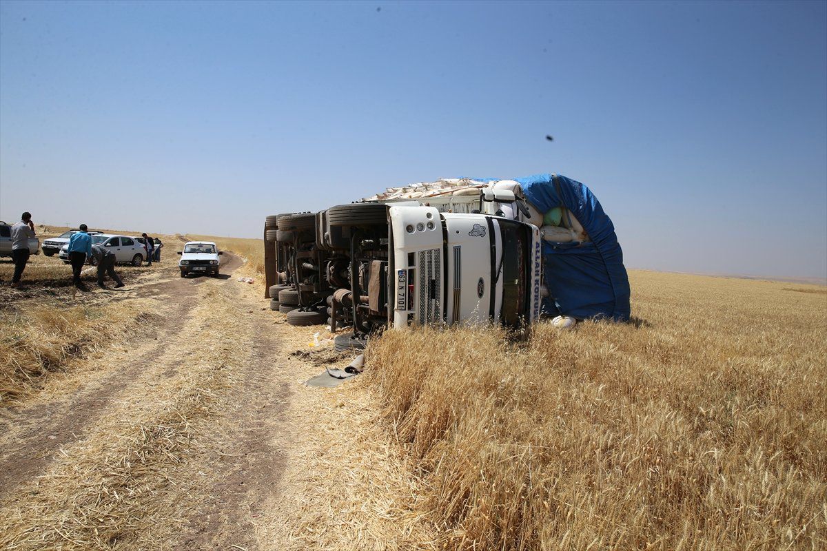 Saman yüklü kamyon devrildi: 6 yaralı