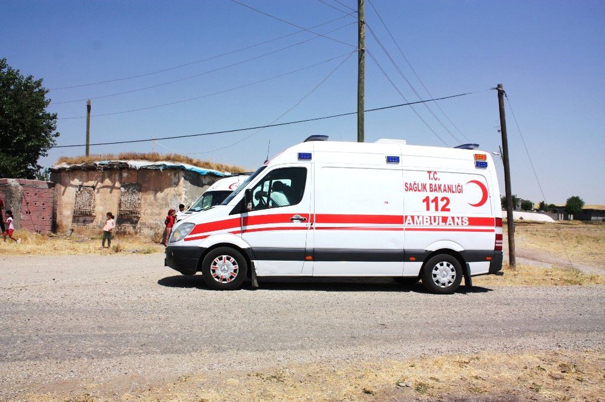 Saman yüklü kamyon işçilerin üzerine devrildi: 7 yaralı