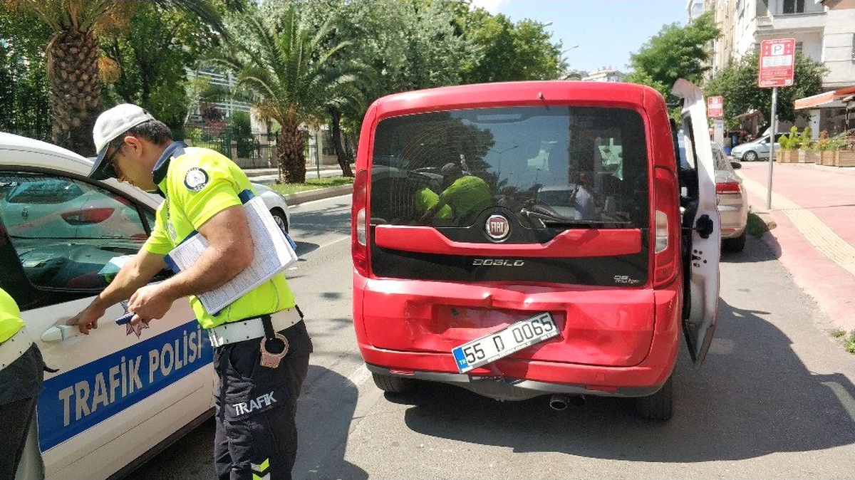 Samsun\'da otomobil ile dolmuş çarpıştı: 2 yaralı