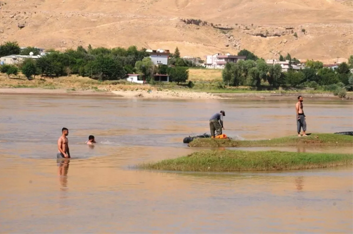 Serinlemek için Dicle Nehri\'ne giren 20 yaşındaki genç suda kayboldu