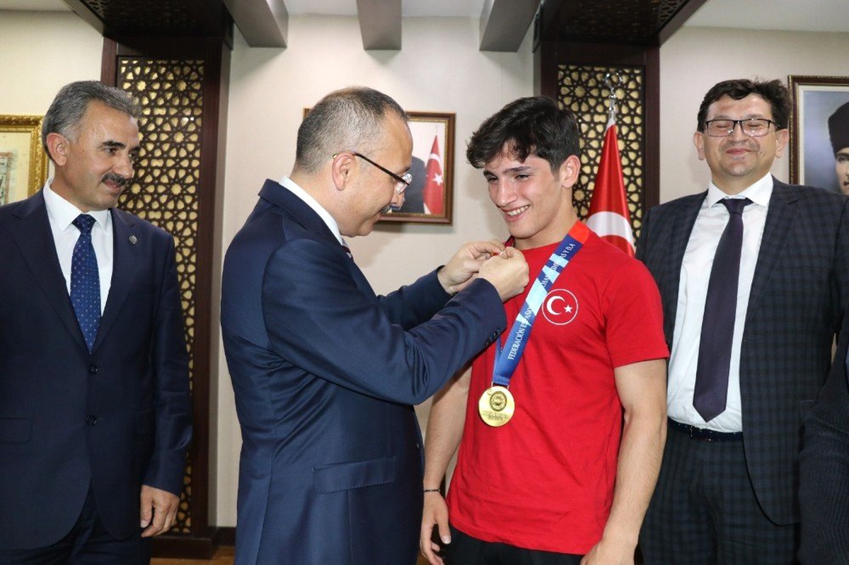 Siirt Valisi, Kayseri Şekersporlu Milli Güreşçileri Makamında Kabul Etti
