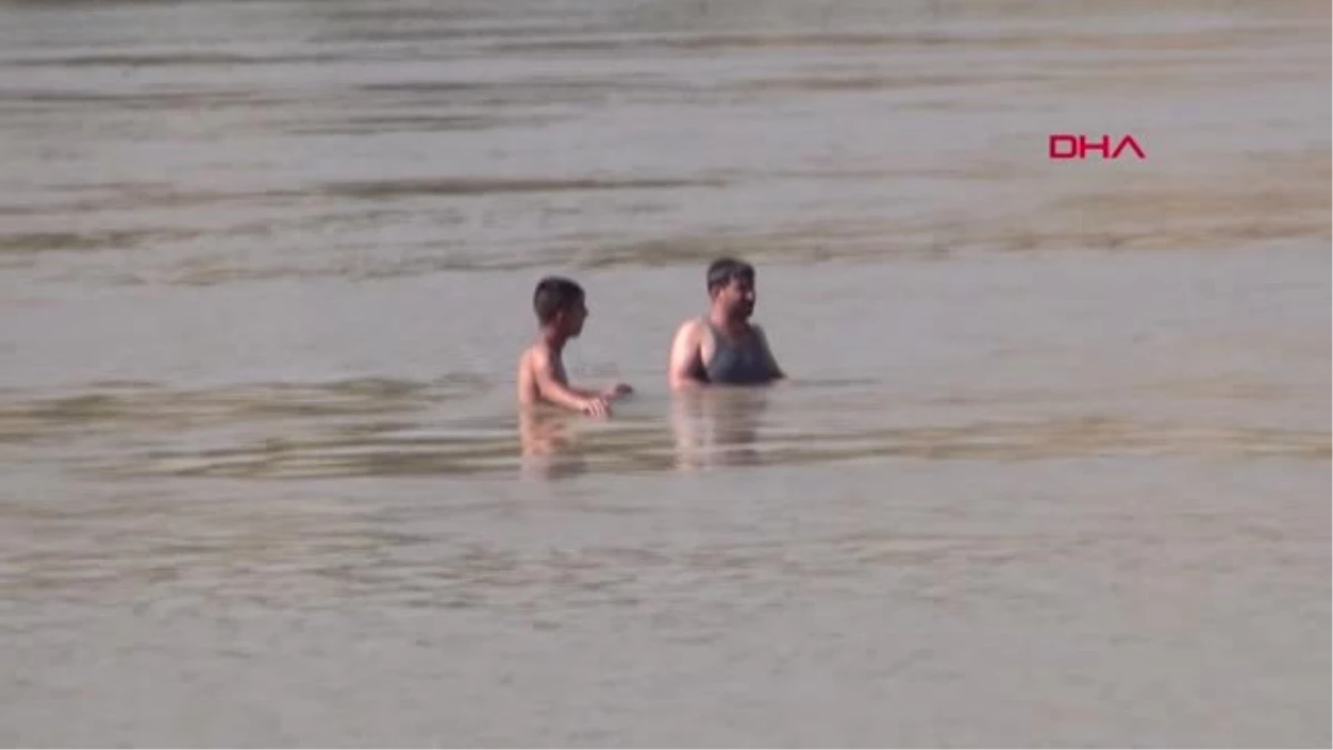 ŞIRNAK Dicle Nehri\'nde akıntıya kapılan Salih aranıyor