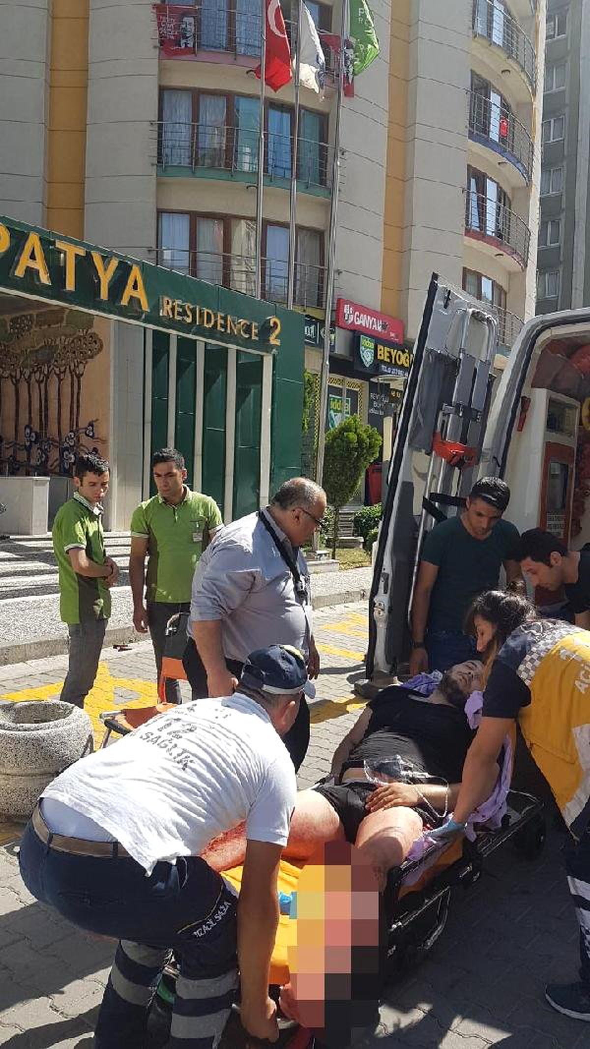 Rezidansta tartıştığı arkadaşını bıçakladı