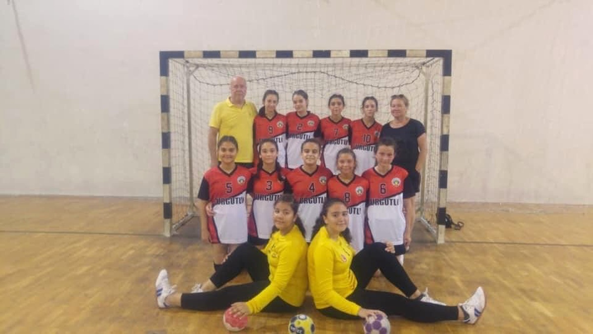 Turgutlu Belediyespor\'un minik hentbolcuları Türkiye 4. oldu