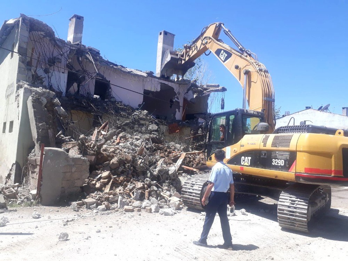 Tuşba\'da metruk yapıların yıkımı sürüyor