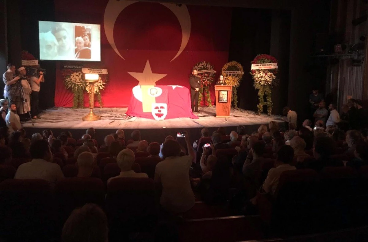 Ünlü tiyatrocu Enis Fosforoğlu için tören düzenlendi