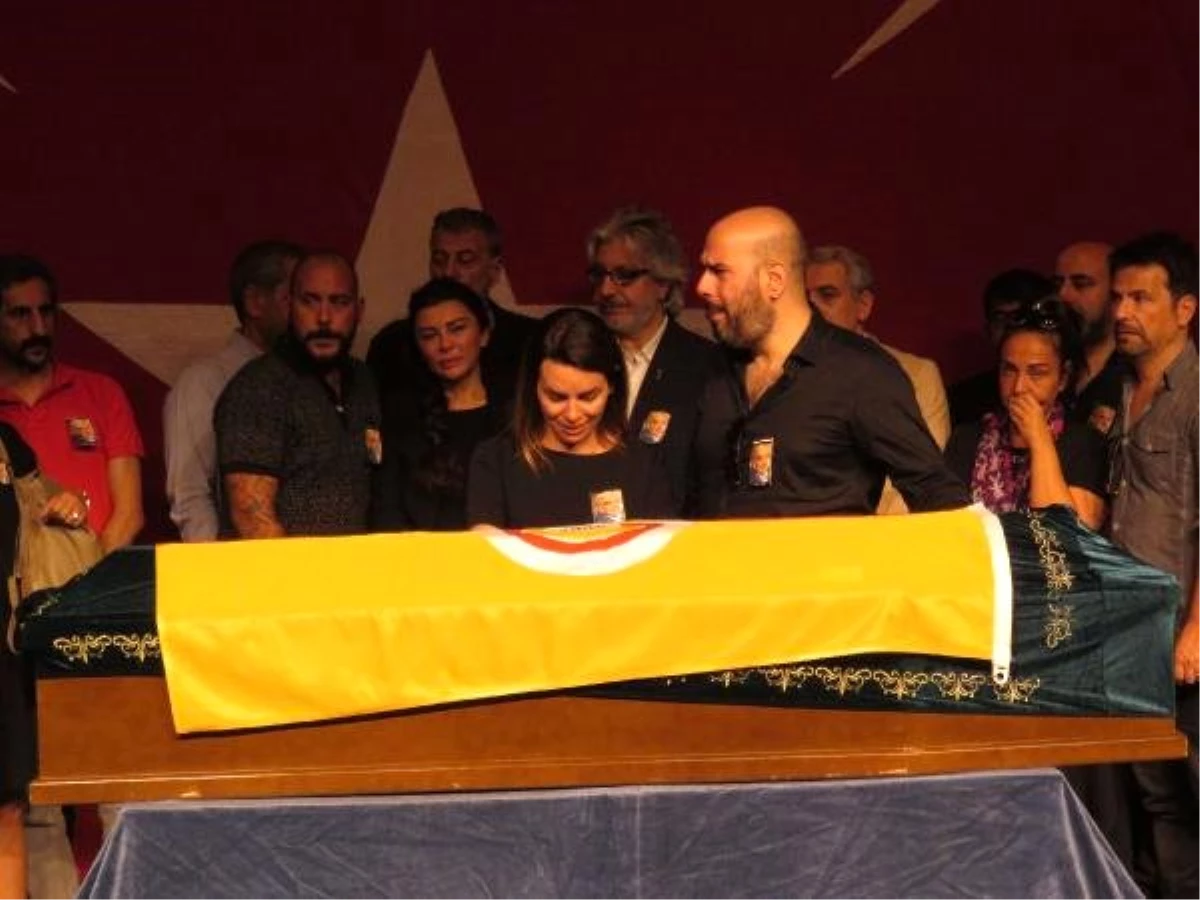 Usta oyuncu Enis Fosforoğlu için Haldun Taner Sahnesi\'nde tören düzenlendi