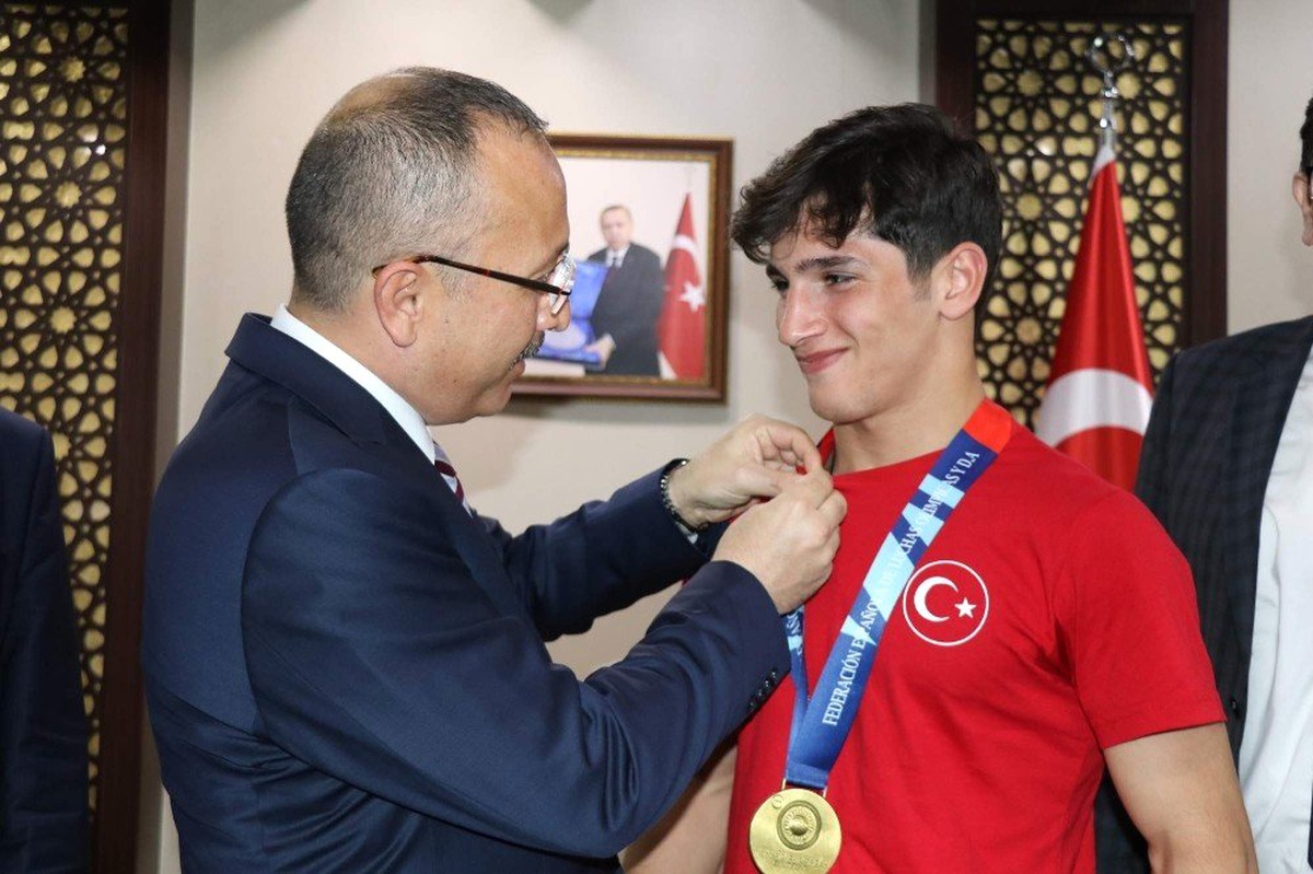 Vali Atik Siirtli güreşçileri makamında kabul etti