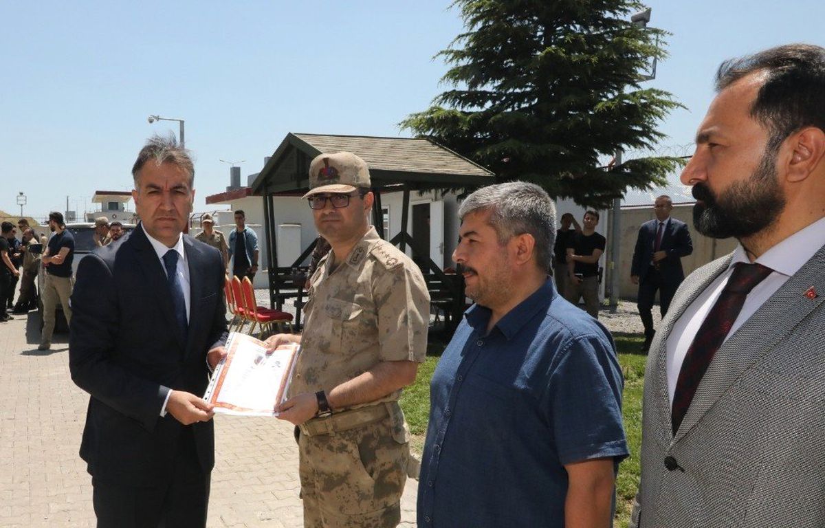 Vali Çağatay\'dan JÖH timine başarı belgesi