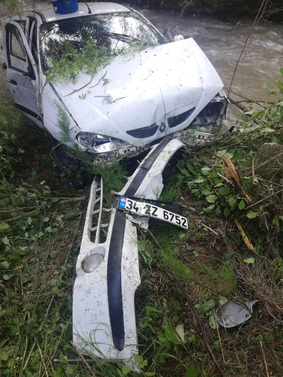 Yoldan çıkan otomobil dereye uçtu: 3\'ü çocuk 6 yaralı