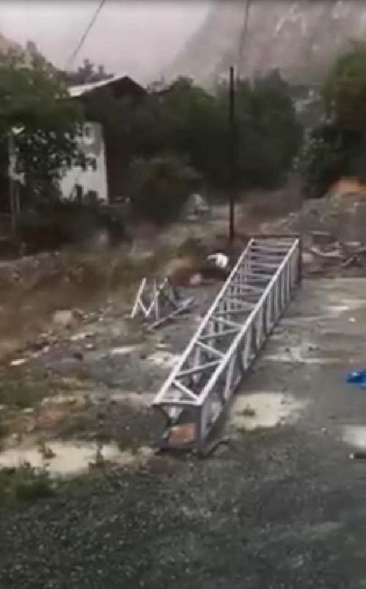 Yusufeli\'nde taşkın anı kamerada