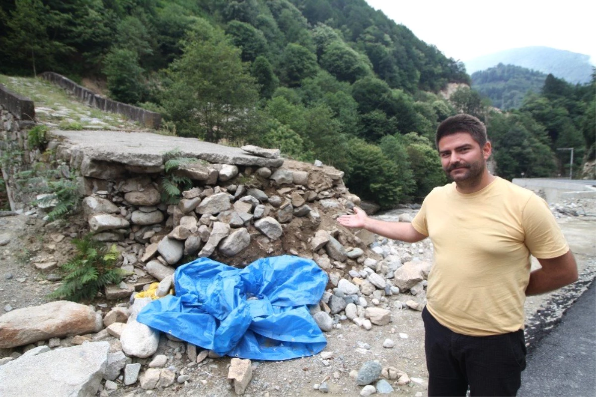 Zarar gören tarihi taş köprü onarılmayı bekliyor