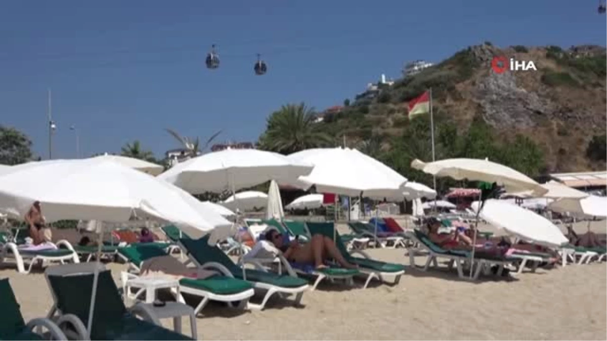 Alanya\'da aşırı sıcaktan bunalan tatilciler sahile akın etti