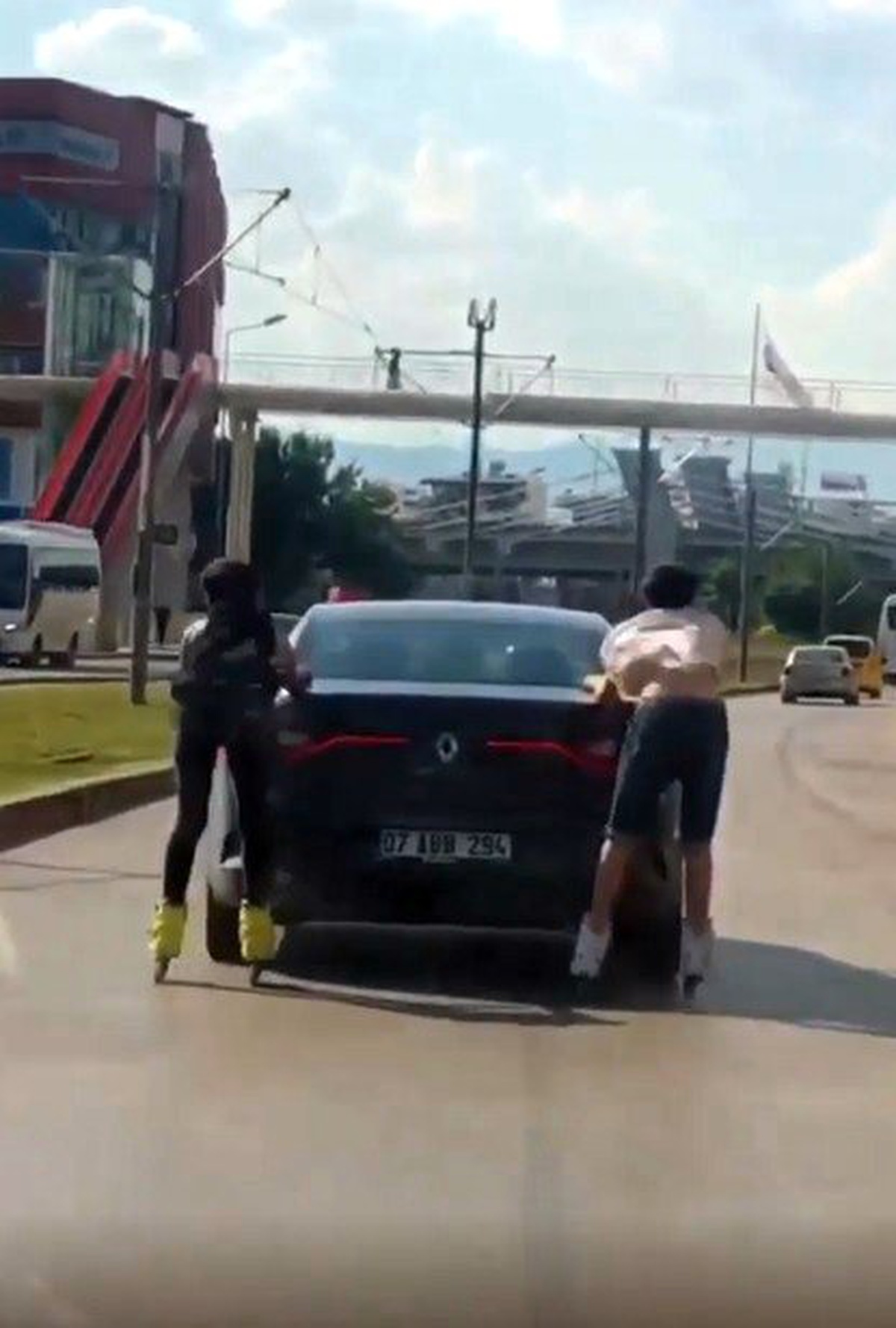 Antalya\'da gençlerin trafikte patenli yolculuğu