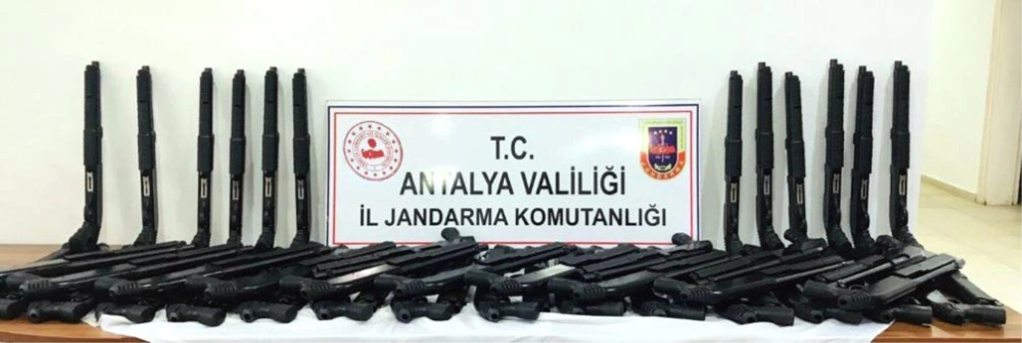 Antalya\'da kaçak üretilmiş 54 adet tüfek ele geçirildi