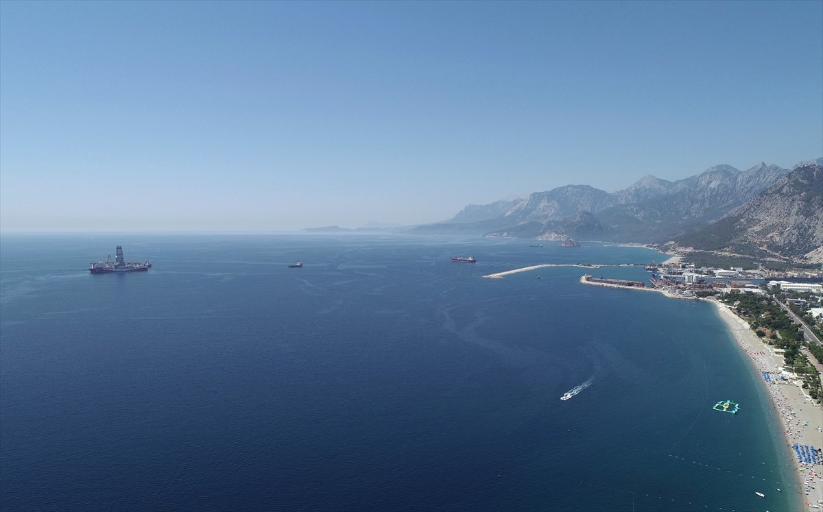 Antalya Körfezi\'ne demirleyen sondaj gemisi Yavuz ilgi odağı oldu