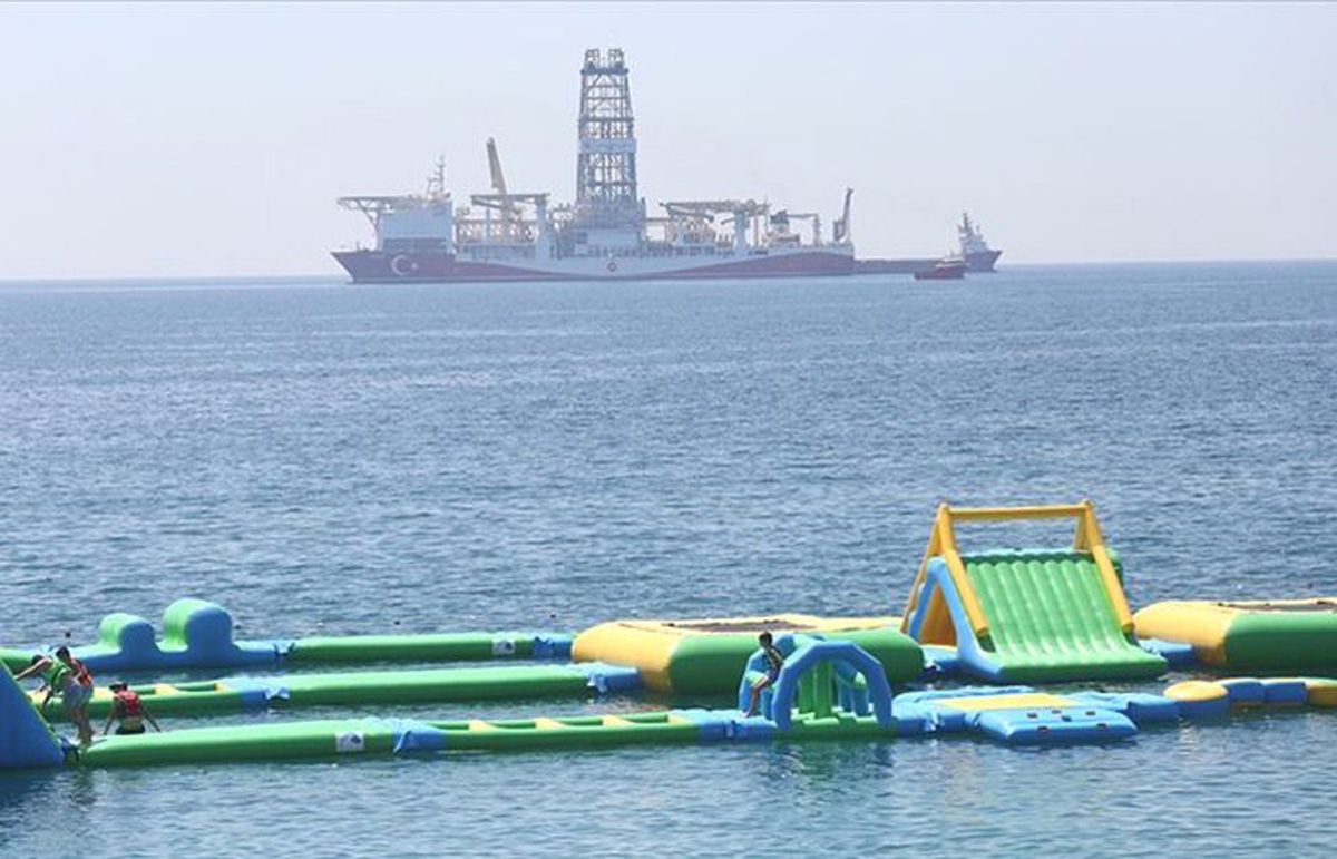 Antalya Körfezi\'ne demirleyen sondaj gemisi Yavuz ilgi odağı oldu