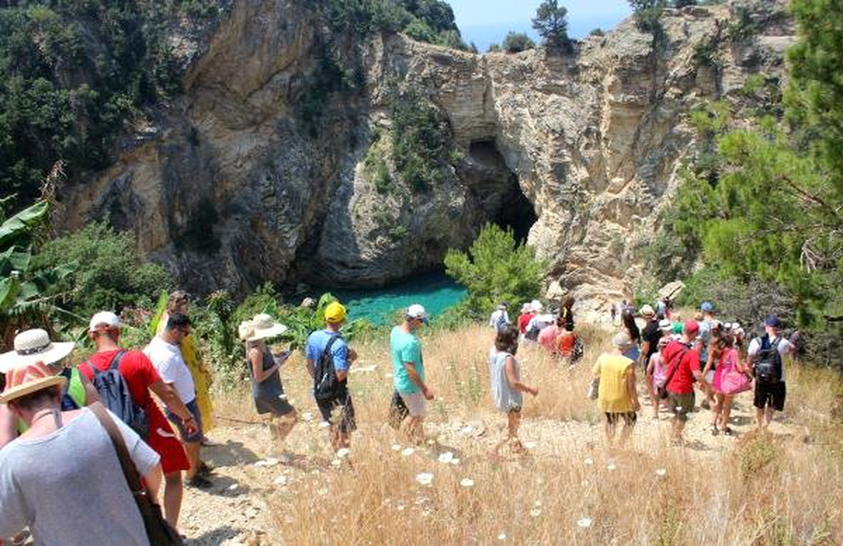 Antik kentte tarihe doyup, Kral Koyu\'nda yorgunluk atıyorlar