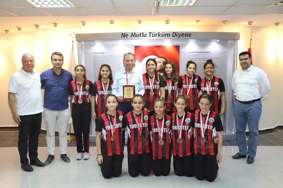 Başkan Akın, Türkiye dördüncüsü hentbolcuları ağırladı