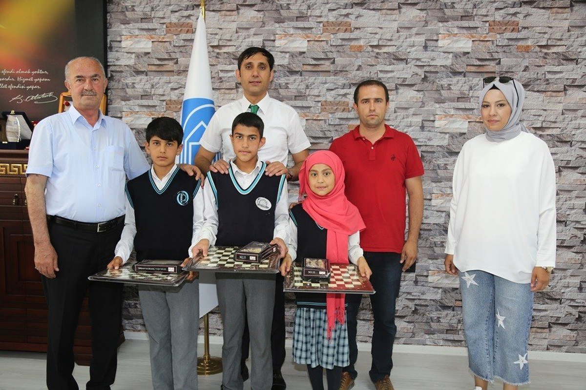 Başkan Akman, en çok atık pil toplayan okulu ödüllendirdi
