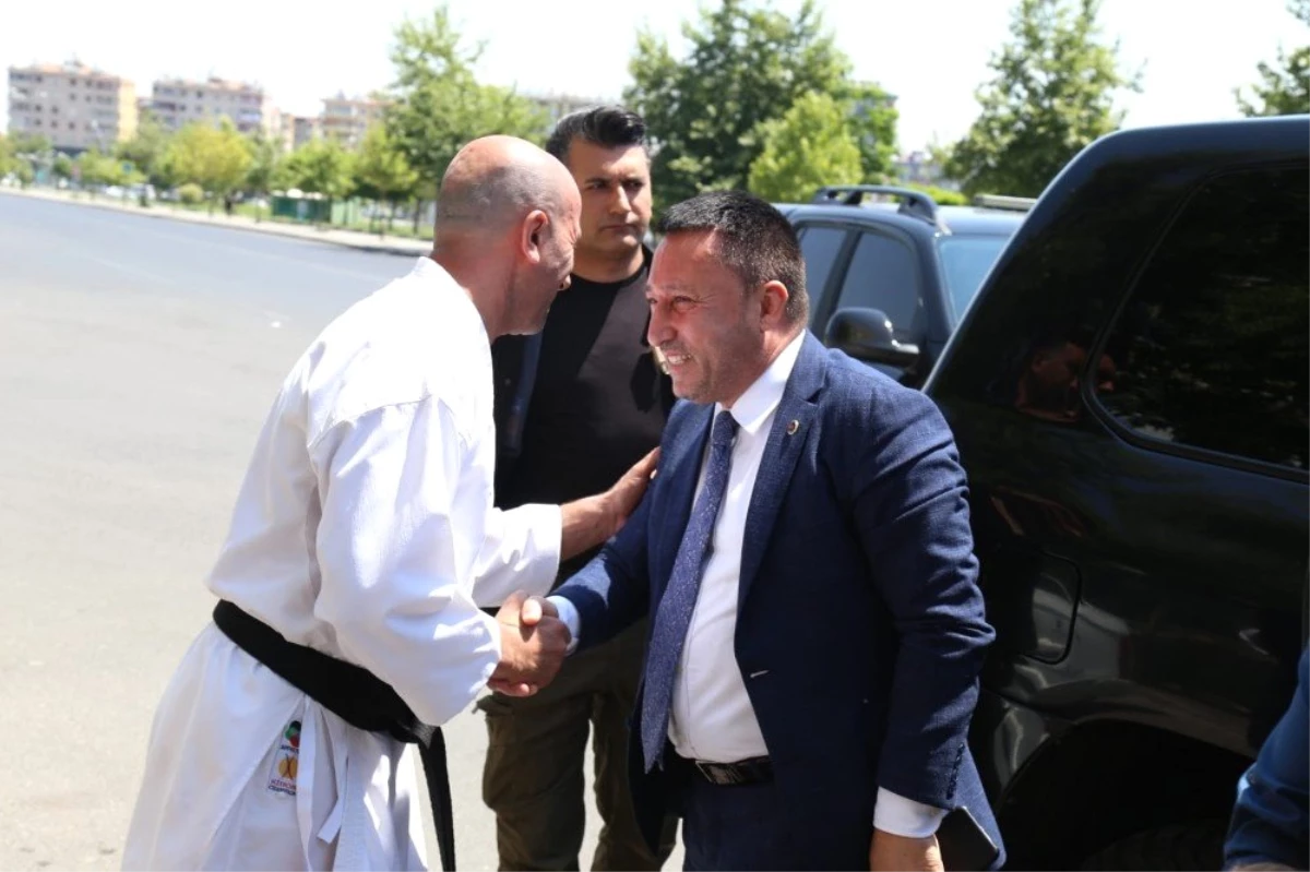 Başkan Beyoğlu\'ndan genç karatecilere malzeme yardımı