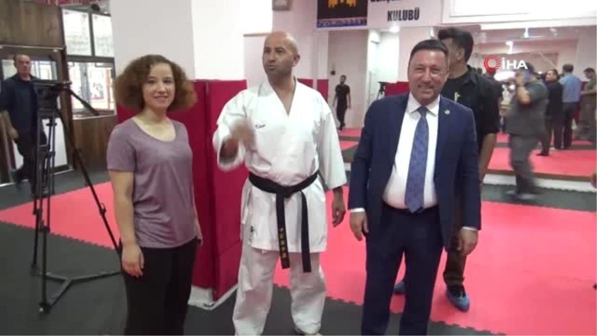 Başkan Beyoğlu\'ndan genç karatecilere malzeme yardımı