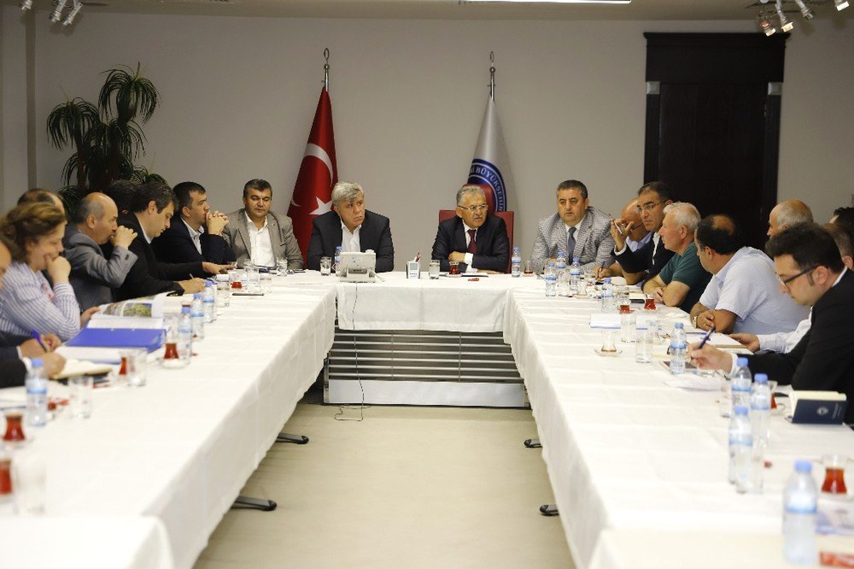 Başkan Büyükkılıç, koordinasyon toplantısında bürokratlarıyla bir araya geldi