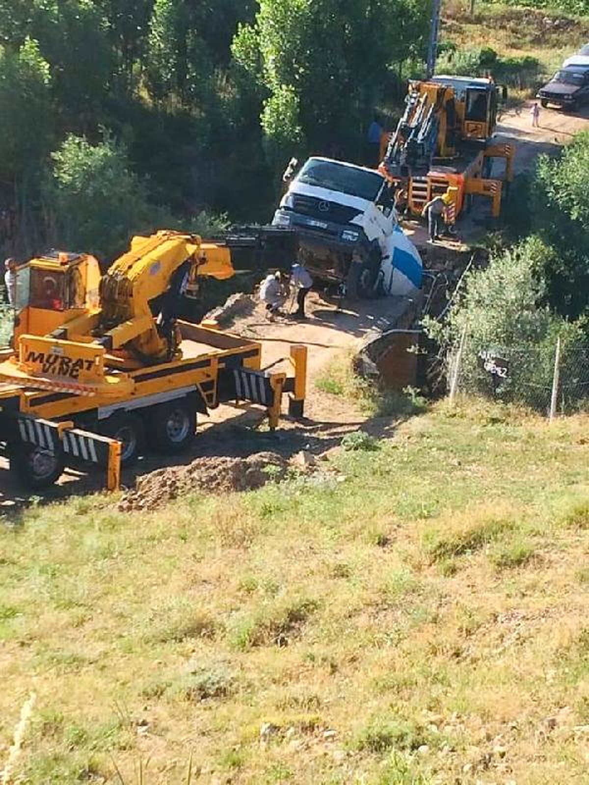 Beton mikseri, çöken köprüde askıda kaldı