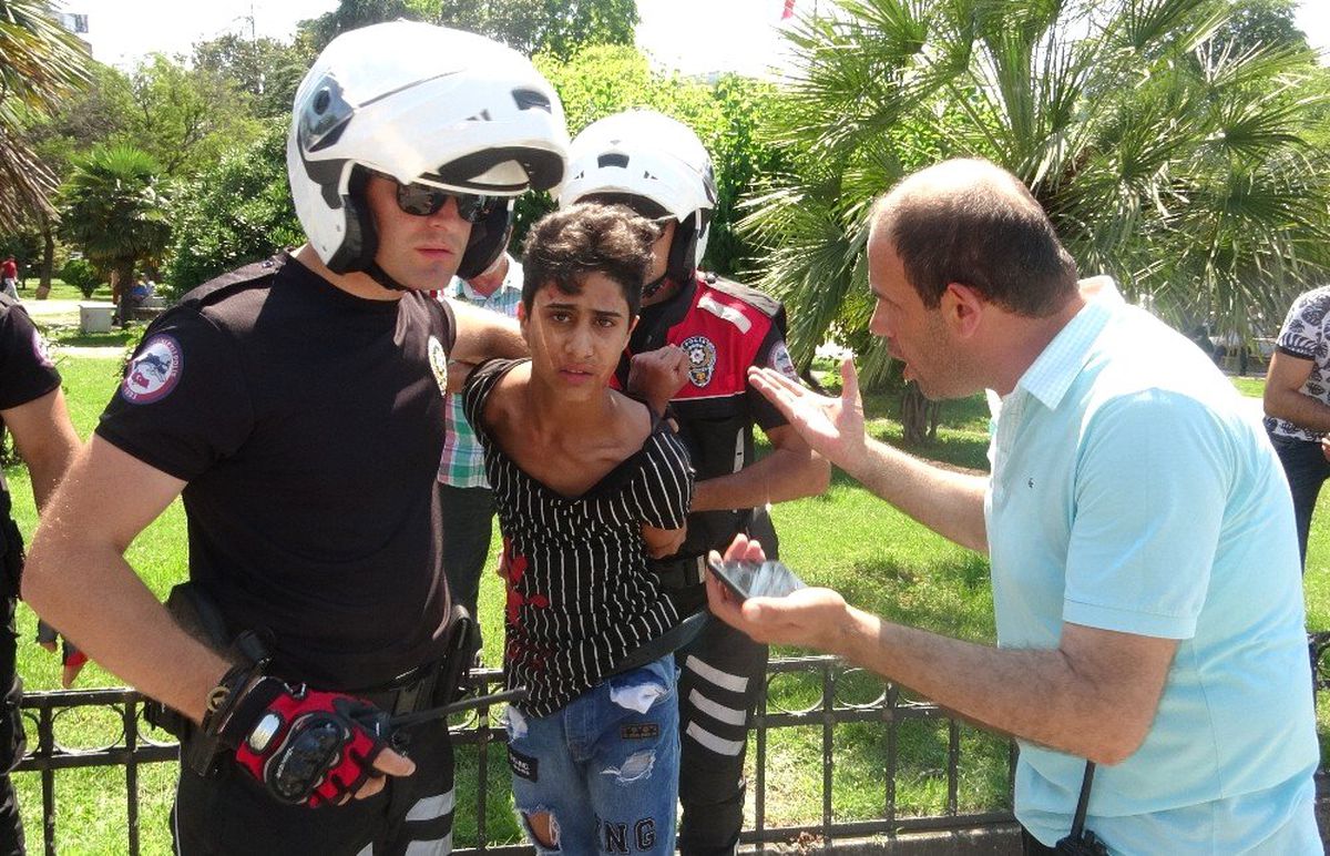 Bıçaklı saldırganı darp ederek yakalattı