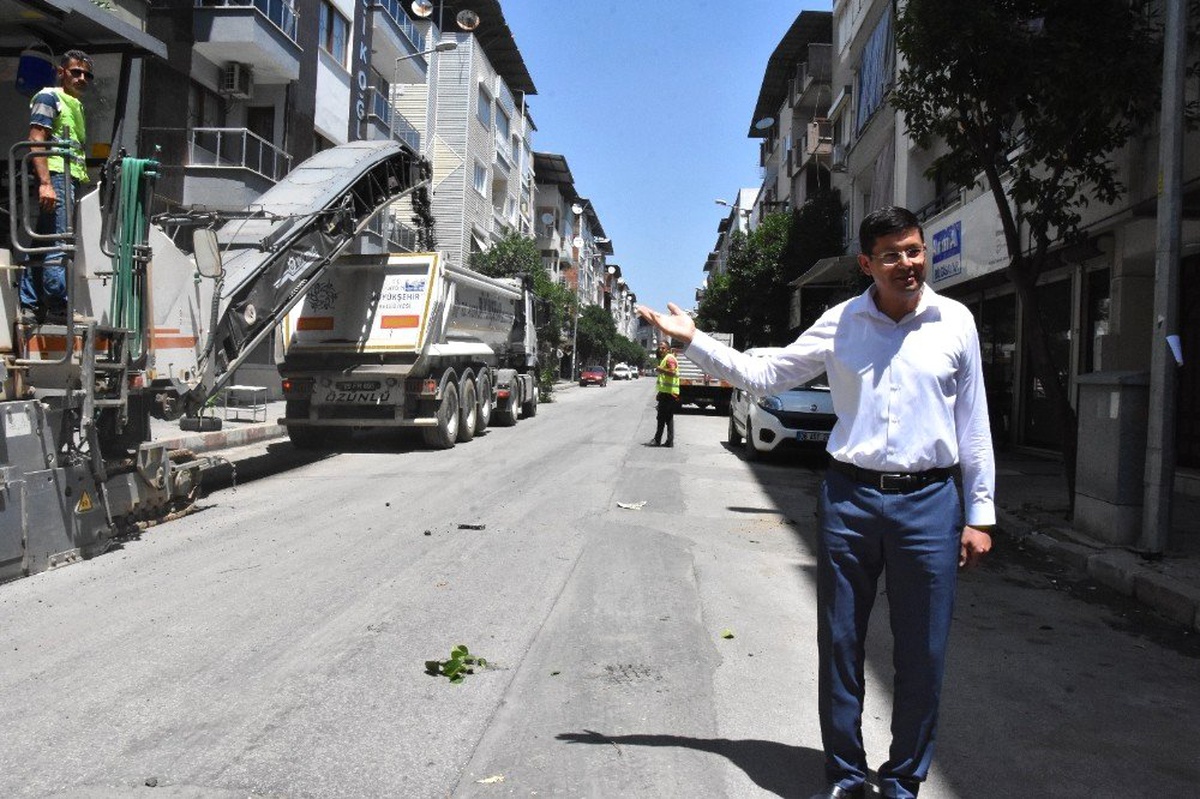 Büyükşehir Nazilli\'de sıcak asfalt çalışması başlattı