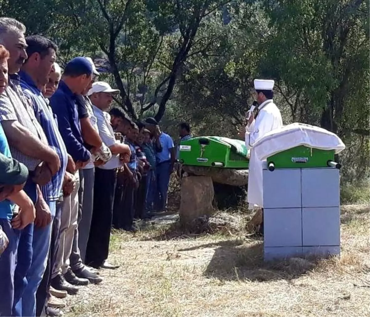 Çayda boğulan 2 kardeş, toprağa verildi