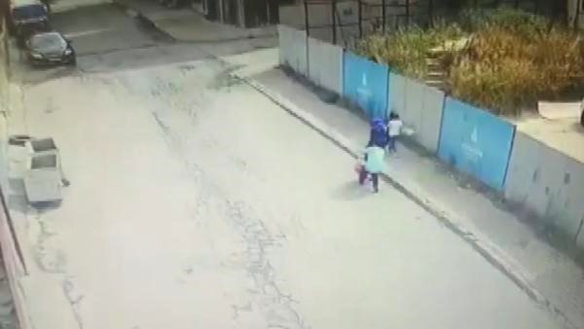 Çocuğuyla hastaneye giden kadına kapkaç kamerada