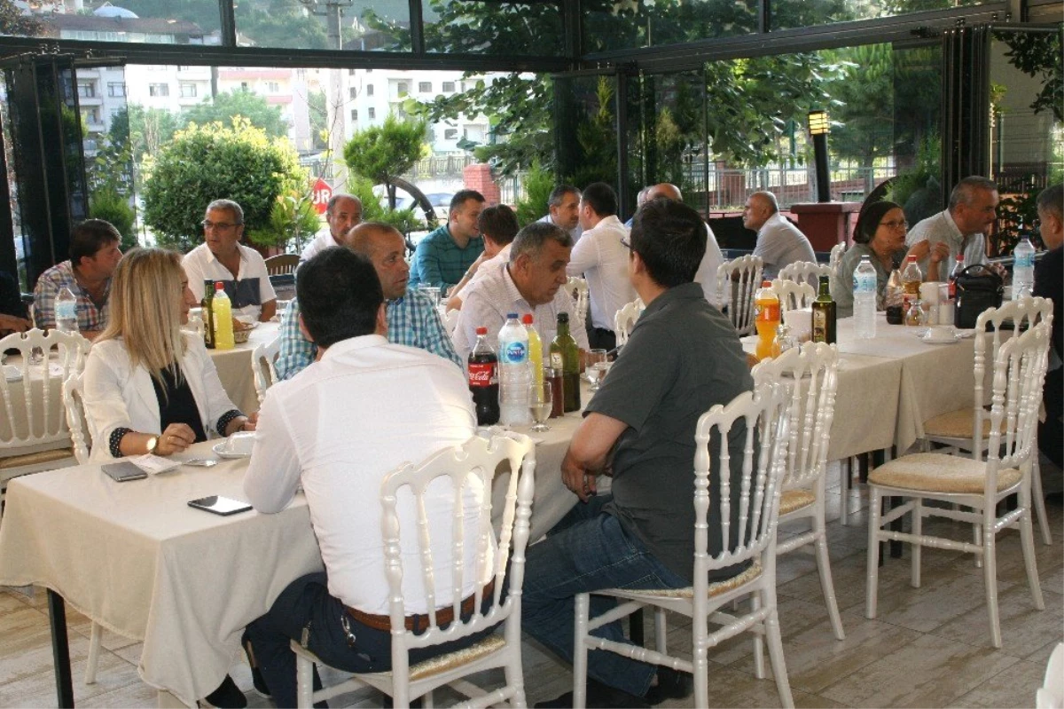 Devrekliler Yüzbaşı Koparan\'nın veda yemeğinde bir araya geldiler