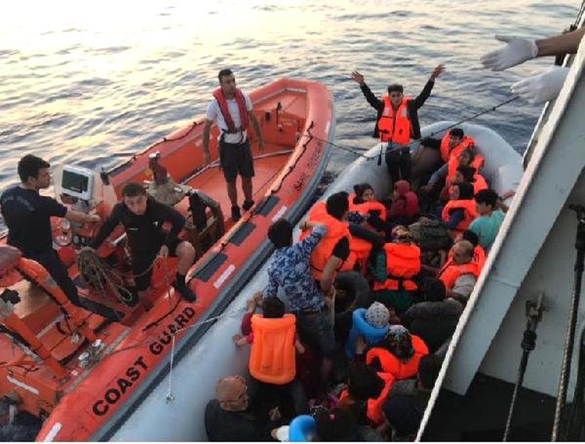 Dikili ve Urla açıklarında 79 kaçak göçmen yakalandı