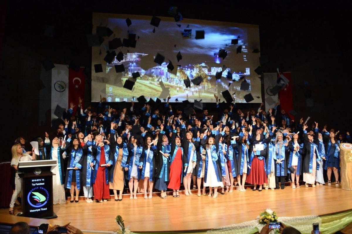 Düzce Üniversitesi Tıp Fakültesi\'nden mezuniyet coşkusu