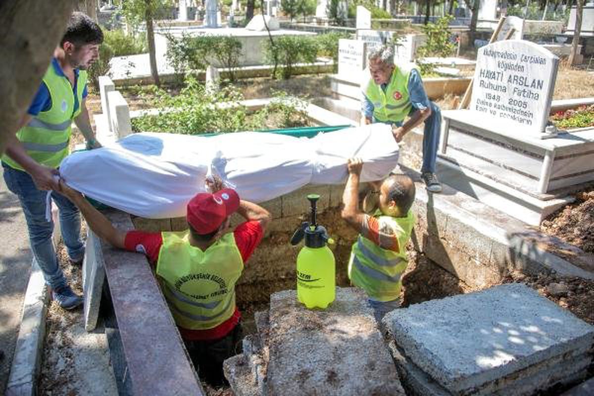 Eğitimde cansız mankenler kefenlenip, defnedildi
