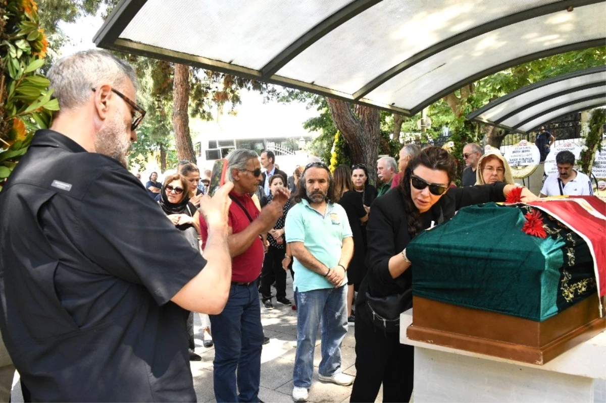 Enis Foforoğlu\'nun cenazesinde Hamdi Alkan ile eşinin tartışılan fotoğrafı