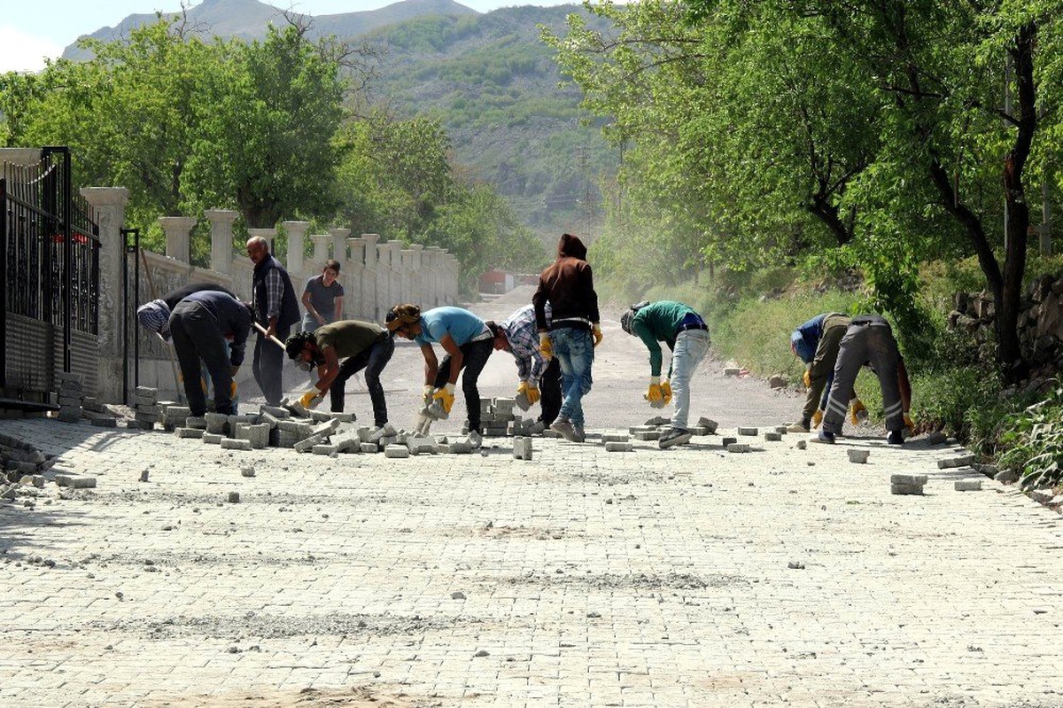 Hacılar\'da cadde ve sokaklara kilitli parke
