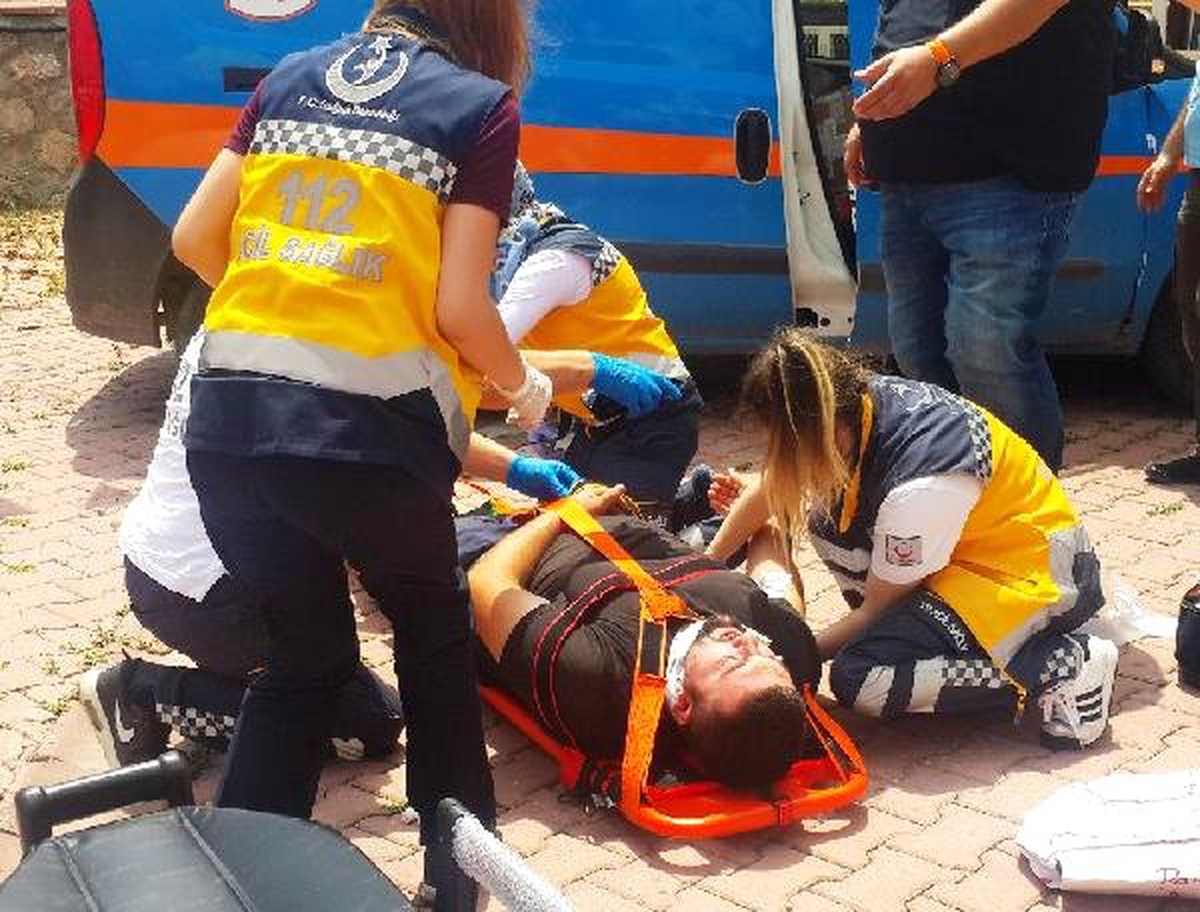 Hafif ticari araçla otomobil çarpıştı: 2 yaralı