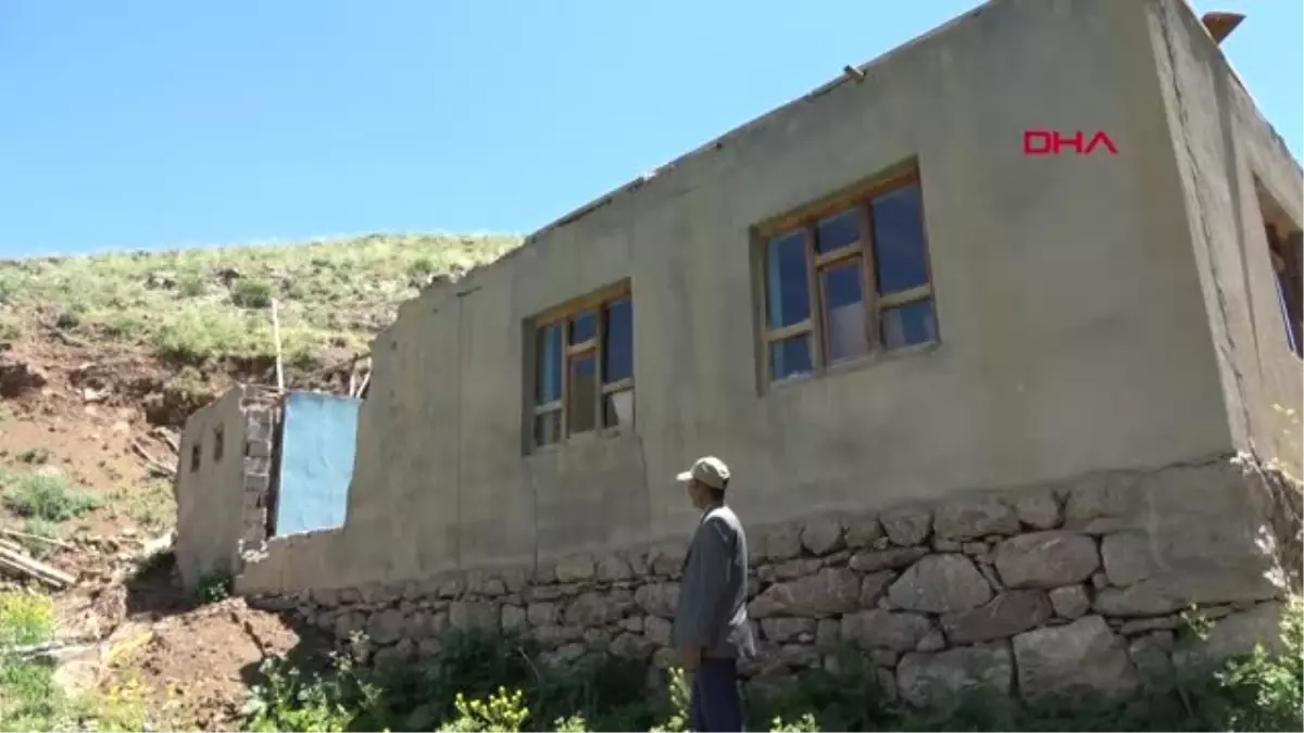 HAKKARİ EVLERİ ÇÖKEN AİLE, OKULUN LOJMANINA YERLEŞTİ