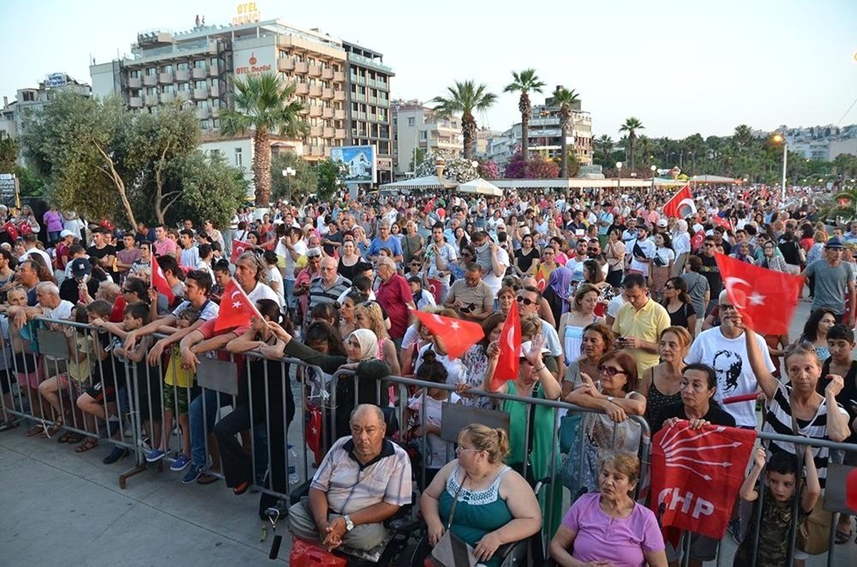 İmamoğlu\'nun seçimleri kazanması, Kuşadası\'nda kutlandı