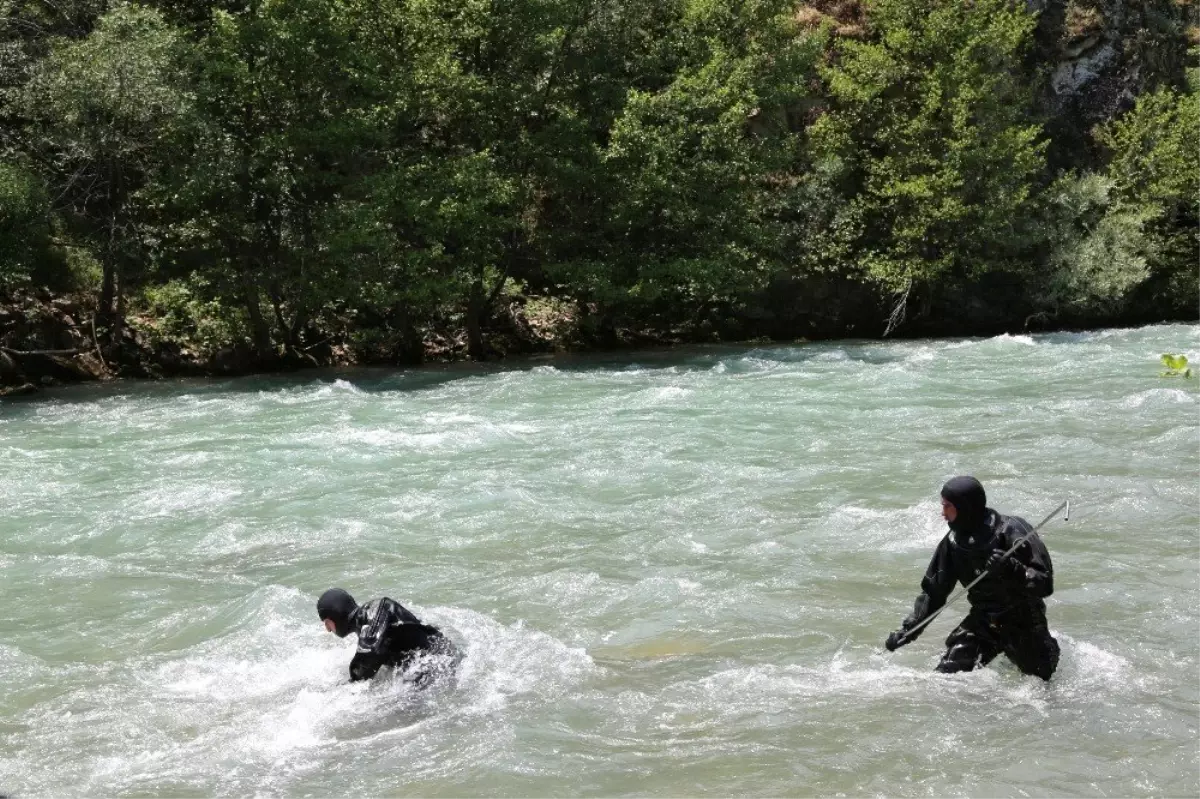 JAK Timleri, otobüsün çarparak Munzur\'a düşürdüğü kayıp genç adamı arıyor